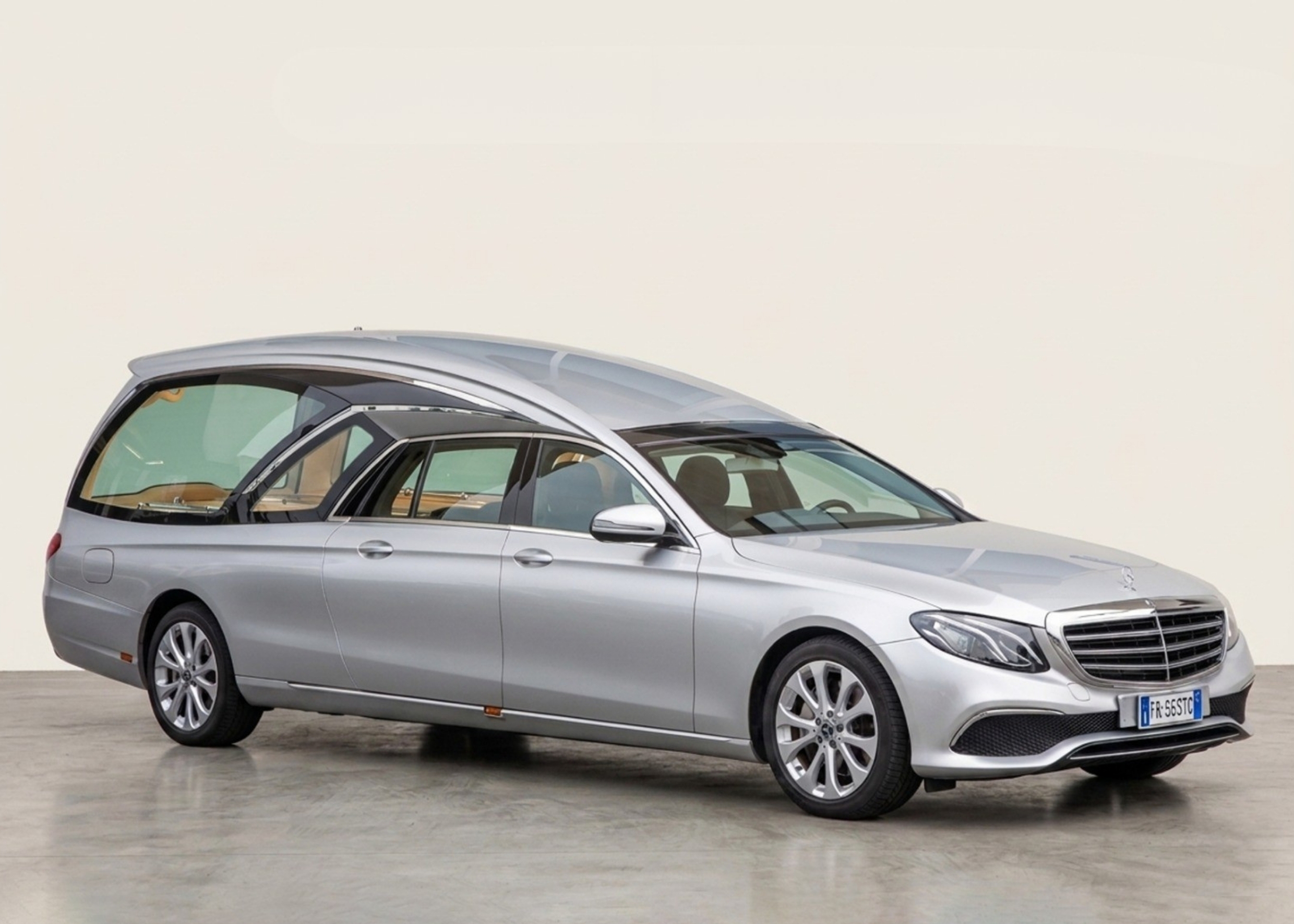 Carro funebre Mercedes argento